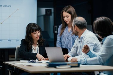 Meslektaşlarının toplandığı bir konferans salonunda, genç bir kadın profesyonele bir kıdemli tarafından akıl hocalığı ve rehberlik edilir. Sahne, şirket toplantıları sırasında ortak bir iş yeri senaryosu yakalıyor..