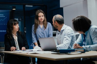Genç bir bayan profesyonel iş toplantısına geç gelerek, meslektaşlarının çoktan toplandığı konferans odasına giriyor. Sahne, şirket toplantıları sırasında ortak bir iş yeri senaryosu yakalıyor..