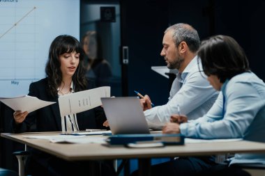 Uluslararası VK fonu yönetim kurulu üyeleri yatırım yaptıkları bir girişimin yatırım sonuçlarını tartışarak beyin fırtınası yapıyorlar. İşbirlikçi toplantıda performans analizi ve sonraki adımların stratejisi üzerinde duruluyor..