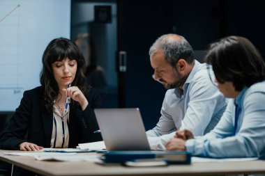 Uluslararası VK fonu yönetim kurulu üyeleri yatırım yaptıkları bir girişimin yatırım sonuçlarını tartışarak beyin fırtınası yapıyorlar. İşbirlikçi toplantıda performans analizi ve sonraki adımların stratejisi üzerinde duruluyor..