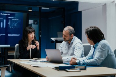 Uluslararası VK fonu yönetim kurulu üyeleri yatırım yaptıkları bir girişimin yatırım sonuçlarını tartışarak beyin fırtınası yapıyorlar. İşbirlikçi toplantıda performans analizi ve sonraki adımların stratejisi üzerinde duruluyor..