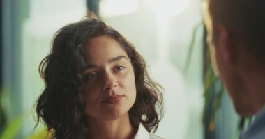  Beyaz tenli genç bir çalışanın, erkek ofis aşığını dinlerken ve onunla etkileşime girerken yüzünü gösteren yavaş çekim videosu. Sahne işyerinin cazibesini keşfediyor ve profesyonel sınırları bulanıklaştırıyor..