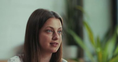 Ofis kafeteryasındaki iyi aydınlatılmış bir yemek salonunda gevşek sohbete girişen üç arkadaş ve iş arkadaşının yavaş çekim videosu. Sahne, iş ilişkilerinde güven, dostluk ve profesyonel sınırı yansıtıyor..