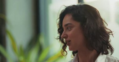 Stajyer ekibinin ofis kafeteryasında yemek yiyip arkadaşça muhabbet ve şakalaşmalar sergilediği üç beyaz iş arkadaşından oluşan kameralı yavaş çekim videosu..