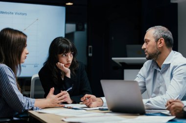 Ciddi Kafkas yöneticileri ve risk sermayesi fonundaki kıdemli ortaklar başlangıç yatırım raporunu analiz ediyor, mali kayıpları tartışıyor ve şirket yönetim kurulundaki beyin fırtınası çözümlerini tartışıyorlar.