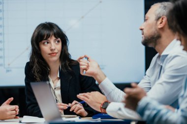 Ciddi Kafkas yöneticileri ve risk sermayesi fonundaki kıdemli ortaklar başlangıç yatırım raporunu analiz ediyor, mali kayıpları tartışıyor ve şirket yönetim kurulundaki beyin fırtınası çözümlerini tartışıyorlar.