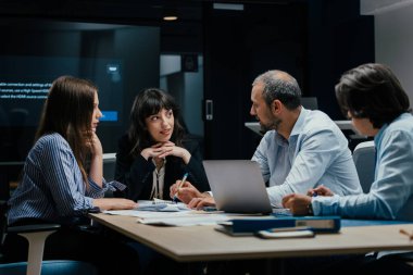 Kafkasyalı gevşek yöneticiler ve resmi giyinmiş ortaklar modern yapay ofisteki büyük ekranda ilerleme raporunu tartışıyorlar, işbirlikçi iş beyin fırtınası oturumu