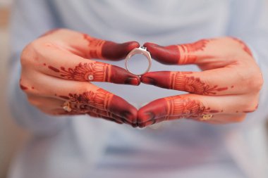 Gelin, damada tören sırasında bilezik takmış. Aile ve mutluluk kavramı