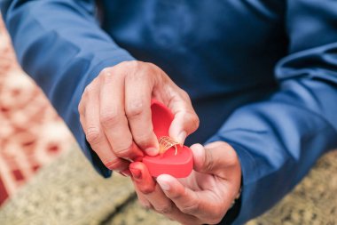 Damat, resmi tören sırasında geline bileziği taktı. Aile ve mutluluk kavramı