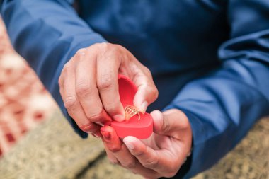 Damat, resmi tören sırasında geline bileziği taktı. Aile ve mutluluk kavramı