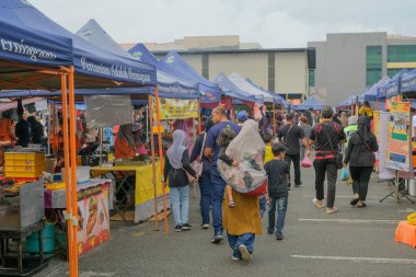 Kuantan, Malezya - FEBRUARI 2ND, 2023: KUANTAN 'da yol kenarındaki tezgahlardan helal gıda satan Müslüman erkek satıcılar