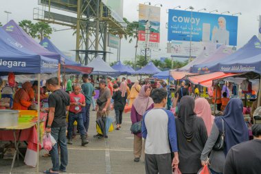 Kuantan, Malezya - FEBRUARI 2ND, 2023: KUANTAN 'da yol kenarındaki tezgahlardan helal gıda satan Müslüman erkek satıcılar