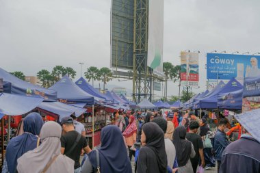 Kuantan, Malezya - FEBRUARI 2ND, 2023: KUANTAN 'da yol kenarındaki tezgahlardan helal gıda satan Müslüman erkek satıcılar