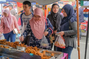 Kuantan, Malezya - FEBRUARI 2ND, 2023: KUANTAN 'da yol kenarındaki tezgahlardan helal gıda satan Müslüman erkek satıcılar