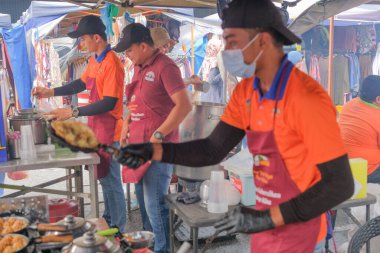 Kuantan, Malezya - FEBRUARI 2ND, 2023: KUANTAN 'da yol kenarındaki tezgahlardan helal gıda satan Müslüman erkek satıcılar