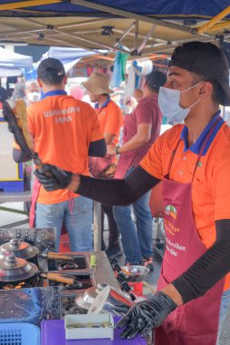 Kuantan, Malezya - FEBRUARI 2ND, 2023: KUANTAN 'da yol kenarındaki tezgahlardan helal gıda satan Müslüman erkek satıcılar
