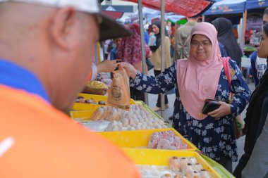 Kuantan, Malezya - FEBRUARI 2ND, 2023: KUANTAN 'da yol kenarındaki tezgahlardan helal gıda satan Müslüman erkek satıcılar
