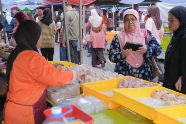 Kuantan, Malezya - FEBRUARI 2ND, 2023: KUANTAN 'da yol kenarındaki tezgahlardan helal gıda satan Müslüman erkek satıcılar