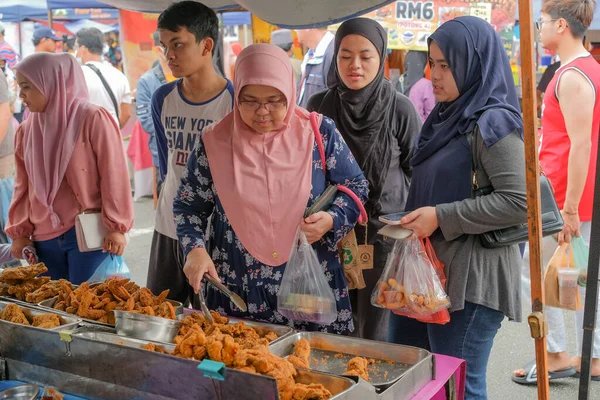 Kuantan Malaysia Februari 2Nd 2023 Мусульманські Торговці Чоловічими Продуктами Які — стокове фото