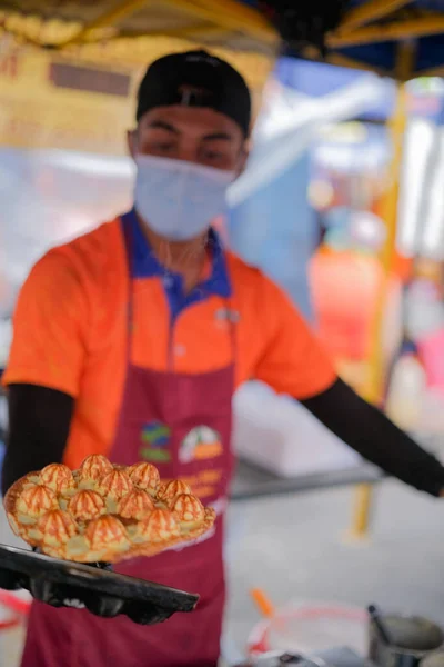 マレーシアのクアンタン Februari 2Nd 2023年 クアンタンの道端でハラル食品を販売するイスラム教徒の男性ベンダー — ストック写真