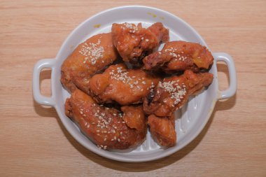 Kızarmış tavuk ve nugget masada servis edilir.