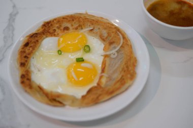 Bir tabak roti tampal, roti canai veya Malezya Prata ekmeği..
