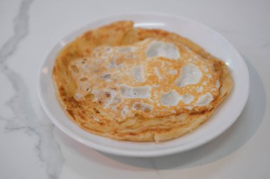 Bir tabak roti tampal, roti canai veya Malezya Prata ekmeği..
