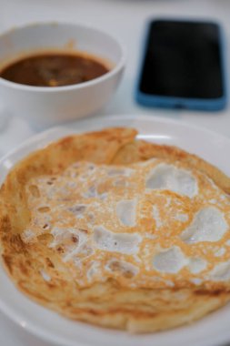 Bir tabak roti tampal, roti canai veya Malezya Prata ekmeği..