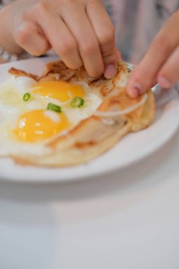 Bir tabak roti tampal, roti canai veya Malezya Prata ekmeği..