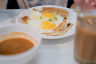 Bir tabak roti tampal, roti canai veya Malezya Prata ekmeği..