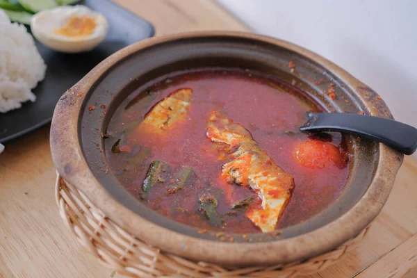 Ahşap zemin üzerinde beyaz pirinç bulunan Ikan Kembung 