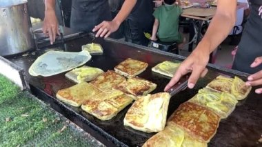 Ramazan oruç ayı boyunca iftar için sokak tezgahında murtabak hazırlayan satıcı.