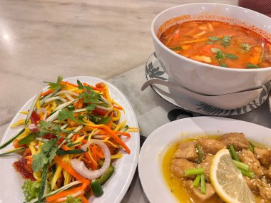 Baharatlı Tom Yum Çorbası ve akşam yemeği için ekşi tavuk.