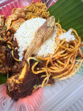 Nasi ambeng, soya sosu, sığır eti veya tavuk rendang, sambal goreng urap, bergedel, soslu beyaz pilav, körili tavuk veya tavukla sınırlı olmayan güzel kokulu bir pirinç tabağıdır..