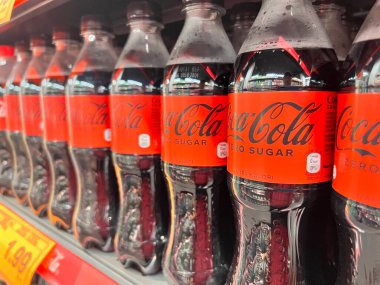 Kuantan, Malezya - 23 Mayıs 2023::: Coca Cola marka meşrubat Kuantan 'da bir süpermarket rafında satışa sunuldu. Coca Cola ünlü bir meşrubat makinesidir..