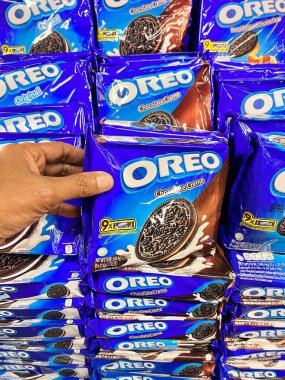 Kuantan, Malezya - 23 Mayıs 2023: Süpermarkette çikolata ve kremalı Oreo keki tutan adam