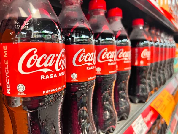 マレーシアのクアンタン 2023年5月23日 クアンタンのスーパーマーケットで販売されているコカ コーラブランドのソフトドリンク コーラは有名なソフトドリンクメーカーです — ストック写真