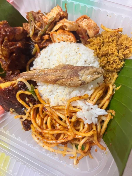 Nasi Ambeng是一种香味浓郁的米饭 但不限于 蒸白饭 咖喱鸡或酱油炖鸡 牛肉或鸡排 桑巴鸡排 伯格德尔 — 图库照片