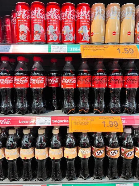 Kuantan, Malezya - 23 Mayıs 2023::: Coca Cola marka meşrubat Kuantan 'da bir süpermarket rafında satışa sunuldu. Coca Cola ünlü bir meşrubat makinesidir..