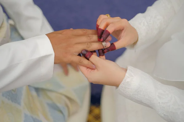 Malaiische Hochzeitsbraut Mit Ring Finger Des Bräutigams Braut Trägt Trauringe — Stockfoto