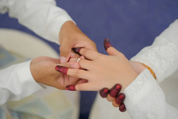 들러리가 손가락에 반지를 신부는 신랑의 손가락에 결혼반지를 이슬람식 결혼식 포스터 — 스톡 사진