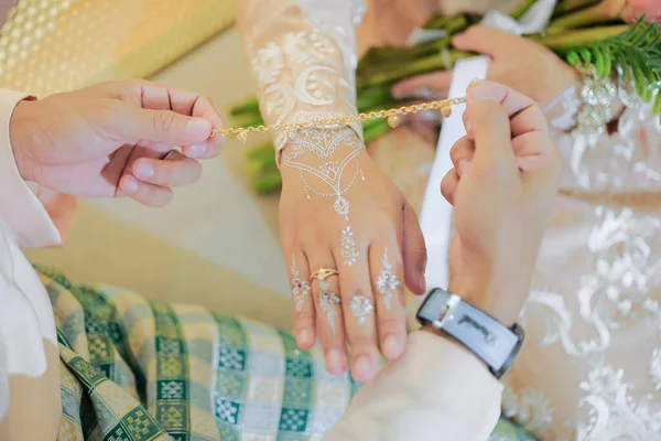 Наречений Одягає Браслет Руку Нареченої Під Час Малайської Весільної Церемонії — стокове фото