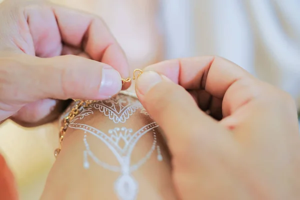 Der Bräutigam Kleidet Das Armband Während Der Malaysischen Hochzeitszeremonie Malaysia — Stockfoto