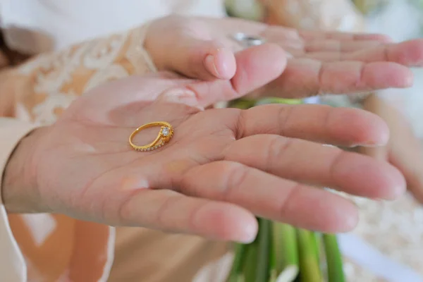 新郎の指にリングを強化マレー語の結婚式の花嫁 花嫁は新郎 イスラム教徒の結婚式 結婚式のポスターの指を左に結婚指輪を身に着けて 手を閉じる — ストック写真