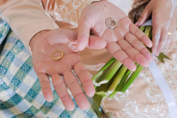 Maleis Bruid Versterkt Ring Bruidegom Vinger Bruid Dragen Trouwringen Aan — Stockfoto
