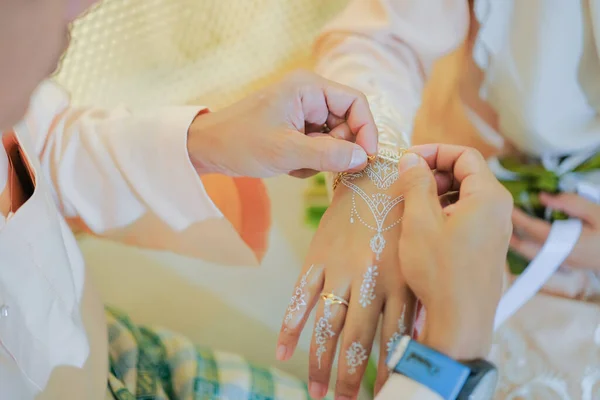 신랑은 말레이시아에서 말레이인들의 결혼식에서 신부의 팔찌를 착용하고 Brides Hand Henna — 스톡 사진