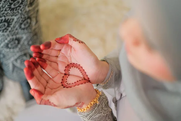 Maleis Bruid Versterkt Ring Bruidegom Vinger Bruid Dragen Trouwringen Aan — Stockfoto