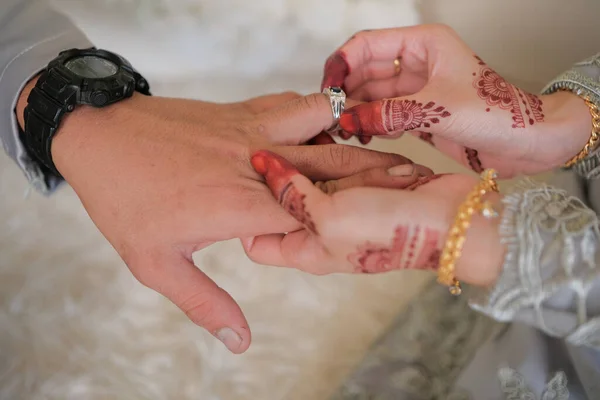 들러리가 손가락에 반지를 신부는 신랑의 손가락에 결혼반지를 이슬람식 결혼식 포스터 — 스톡 사진