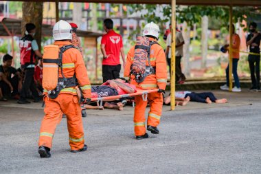 Muadzam Şah, Malezya - 10 Ağustos 2023: İtfaiyeciler 2023 Ajanslar Arası Felaket Eğitim Programı 'nda bir yangın tatbikatında yaralı bir genci kurtardılar