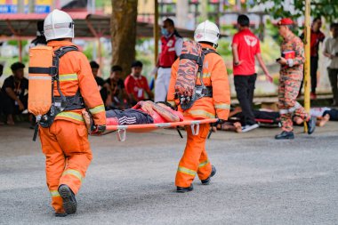 Muadzam Şah, Malezya - 10 Ağustos 2023: İtfaiyeciler 2023 Ajanslar Arası Felaket Eğitim Programı 'nda bir yangın tatbikatında yaralı bir genci kurtardılar